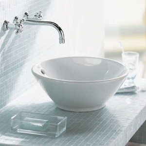 Bacino tvättställsskål från Duravit ståendes på en marmorklädd bänkskiva i ett badrum med en väggmonterad blandare.