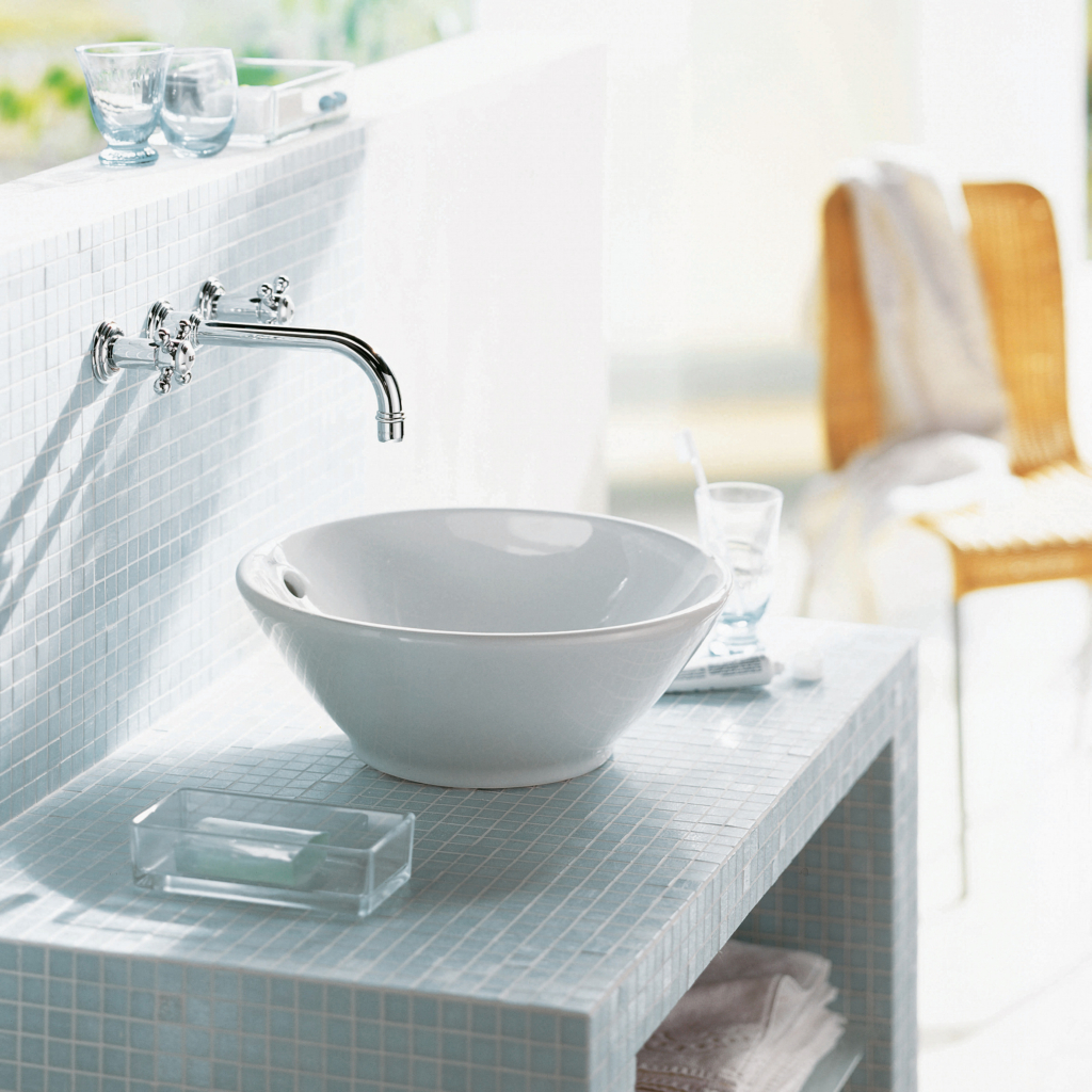 Bacino tvättställsskål från Duravit ståendes på en marmorklädd bänkskiva i ett badrum med en väggmonterad blandare.
