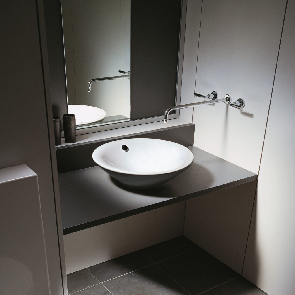 Starck 1 tvättställ för bänk från Duravit i en badrumsmiljö.