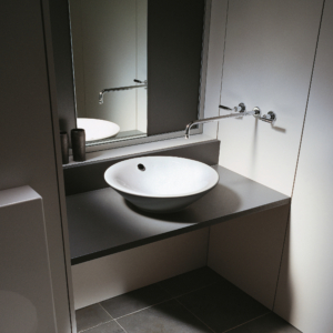 Starck 1 tvättställ för bänk från Duravit i en badrumsmiljö.