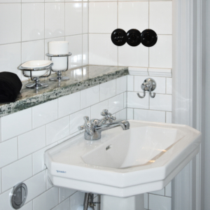1930 tvättställ i en antik design från Duravit i ett badrum.