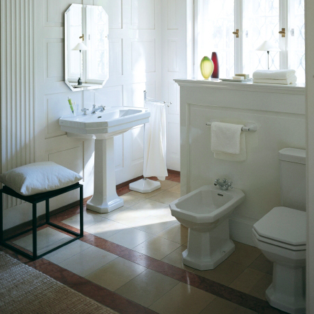 1930 tvättställ med golvpelare i en antik design från Duravit i ett badrum.