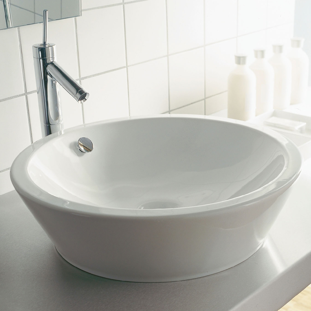 Starck 1 bänkstående runt tvättställ från Duravit på en bänkskiva.