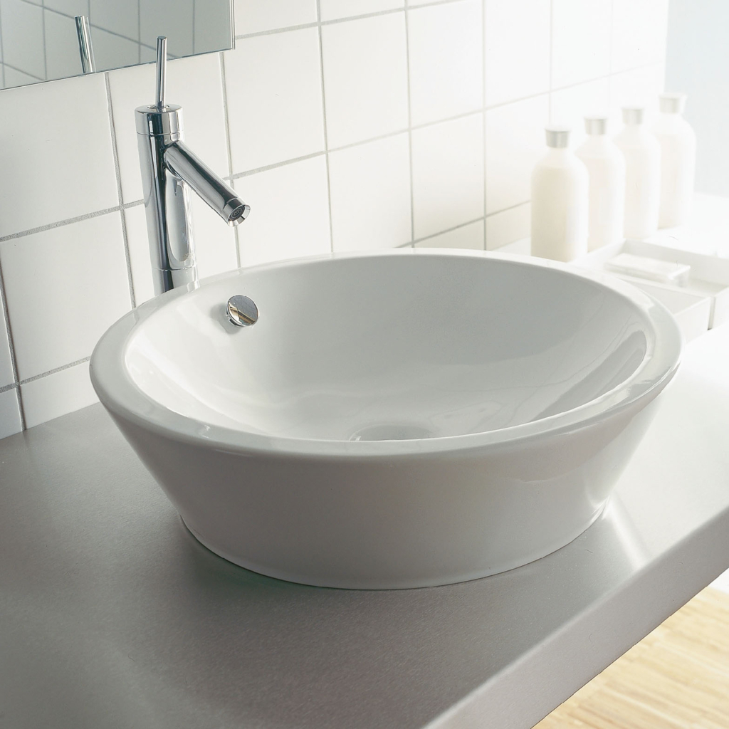 Starck 1 bänkstående runt tvättställ från Duravit på en bänkskiva.