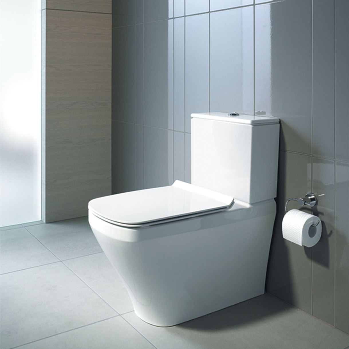 Durastyle golvstående toalett från Duravit i ett kaklat badrum.