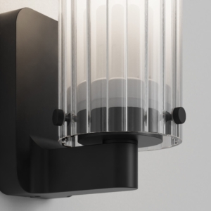 Svart vägglampa med glasdetaljer