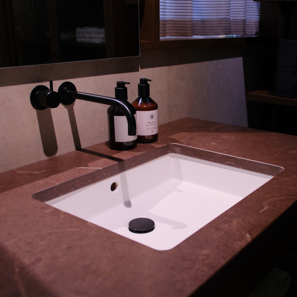 Capri underlimmat tvättställ i badrumsmiljö.