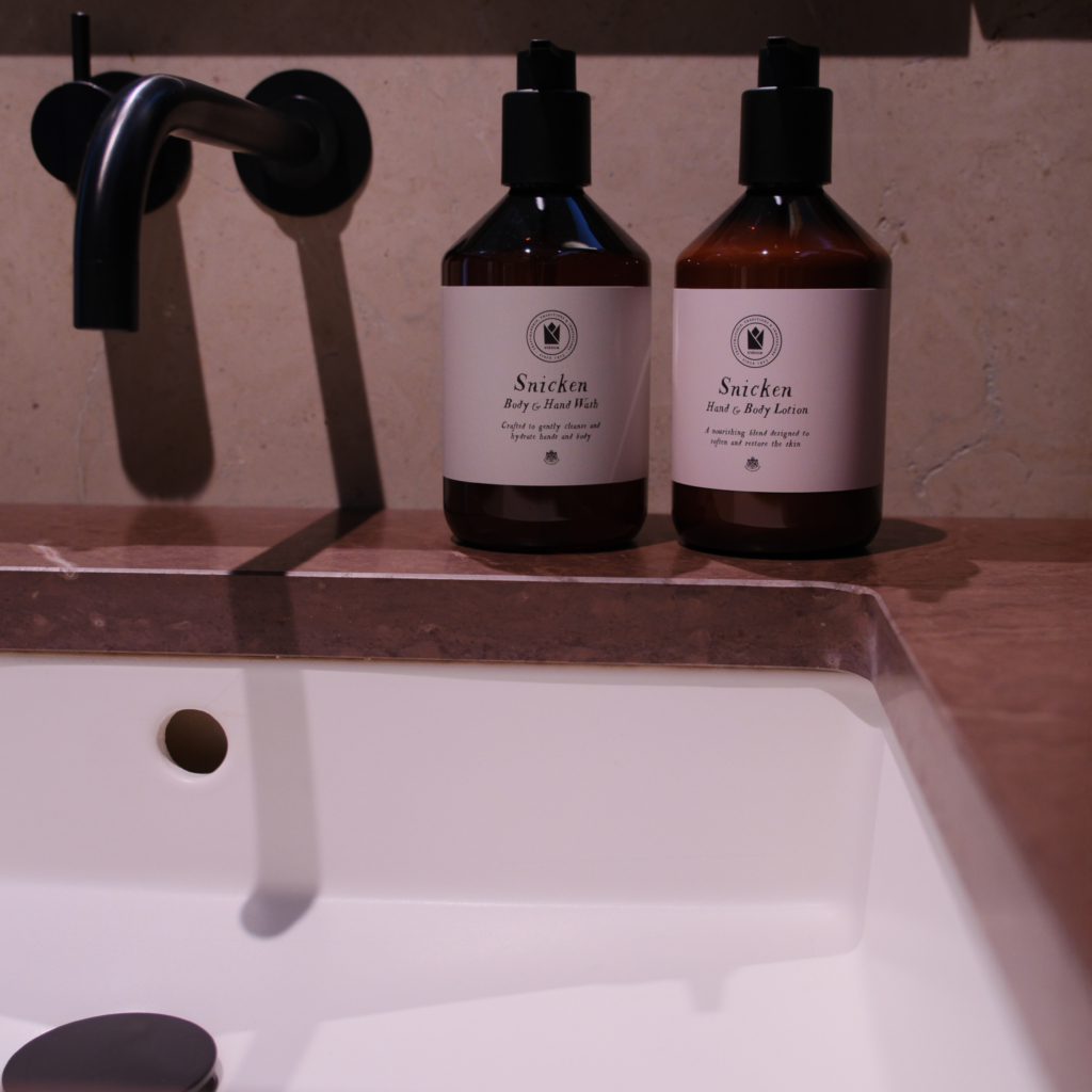 Capri underlimmat tvättställ i badrumsmiljö.