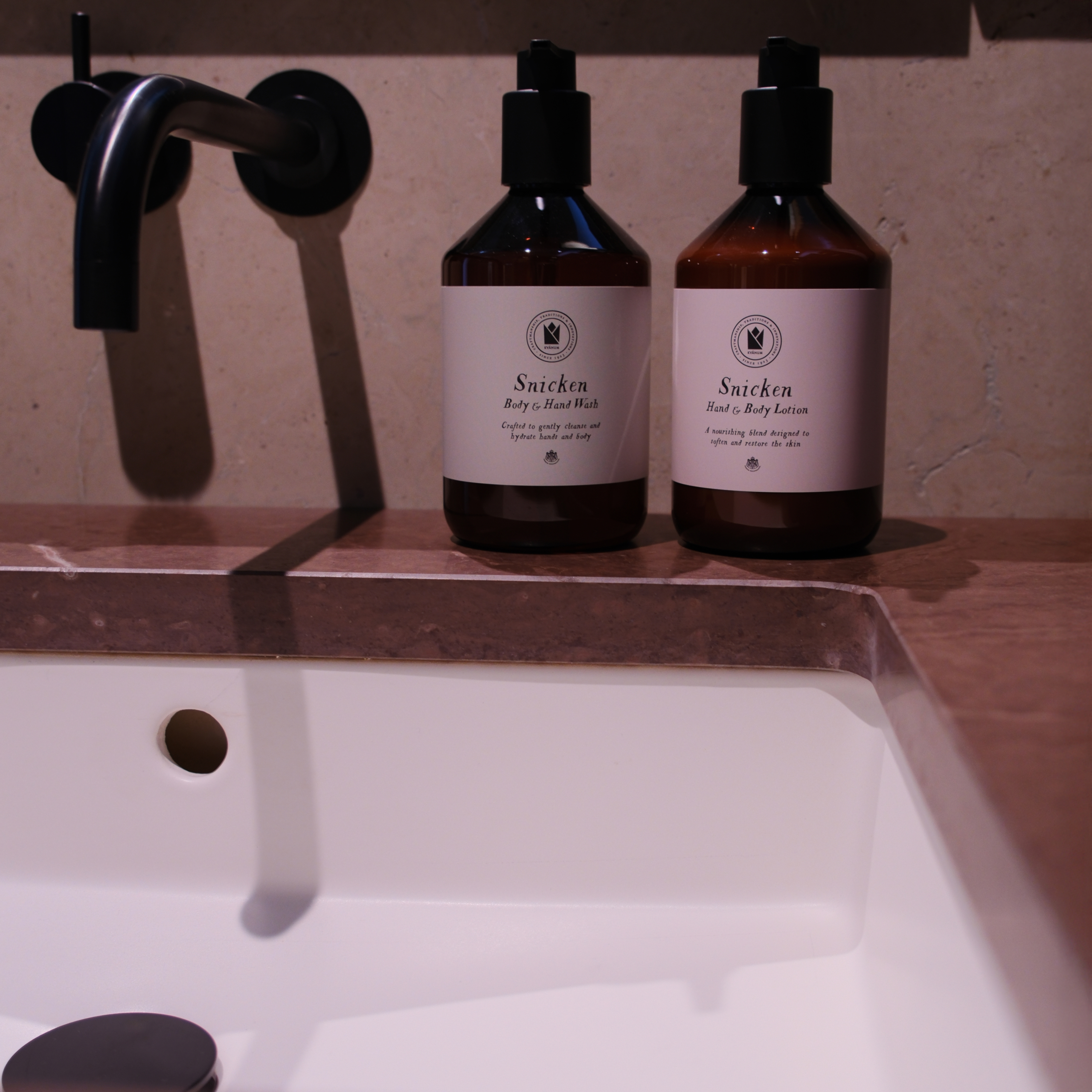 Capri underlimmat tvättställ i badrumsmiljö.