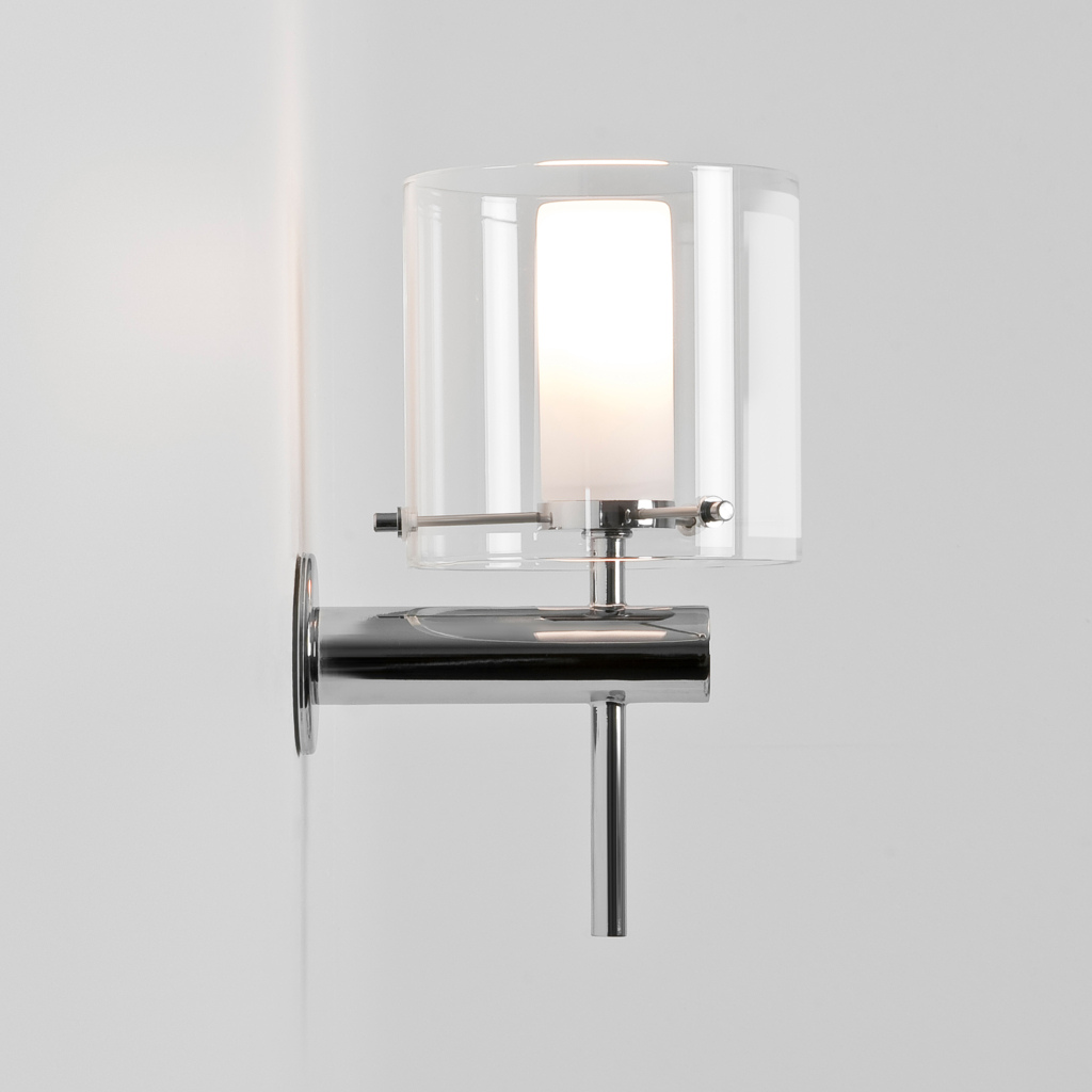 Arezzo vägglampa som sitter på en vägg.