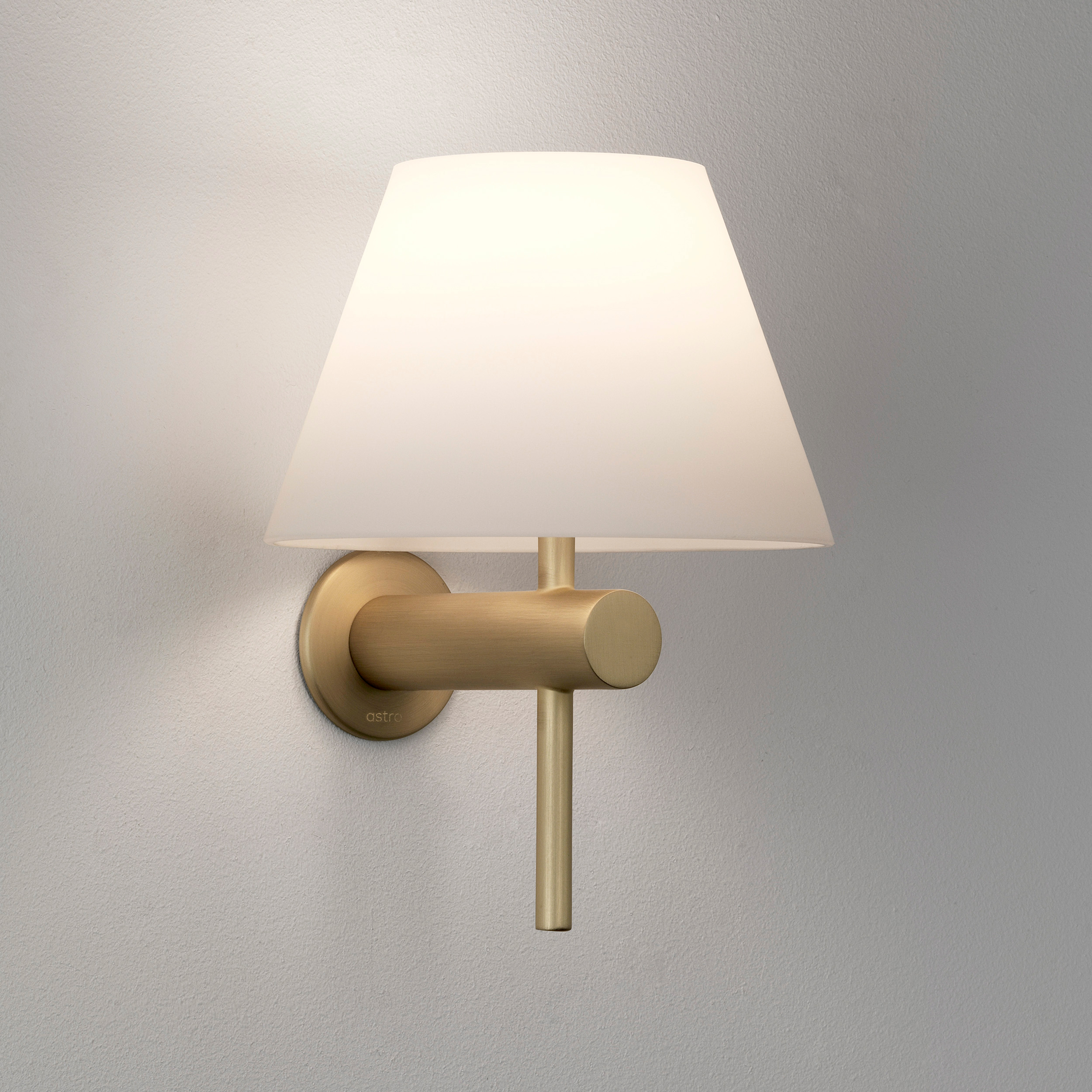 Roma lampa sitter på en vägg.