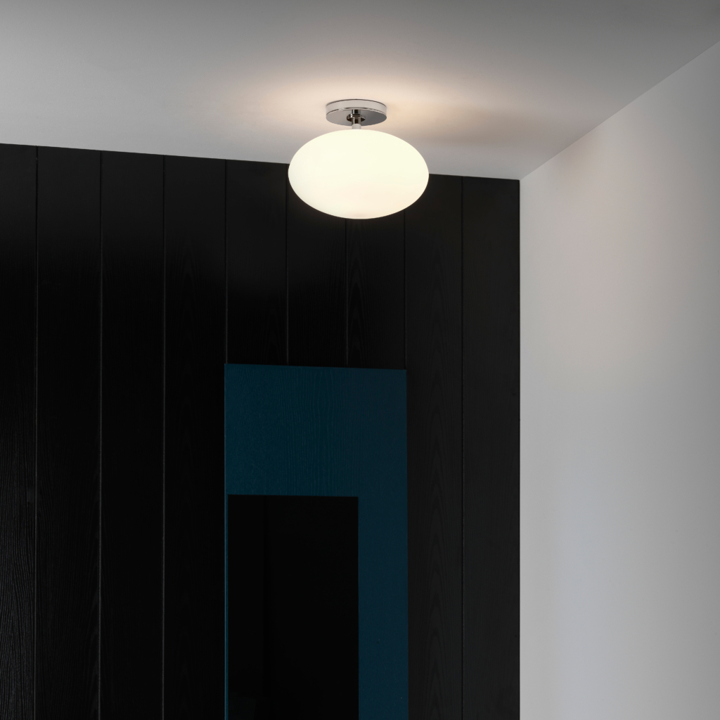 Zeppo Ceiling taklampa i ett badrum.