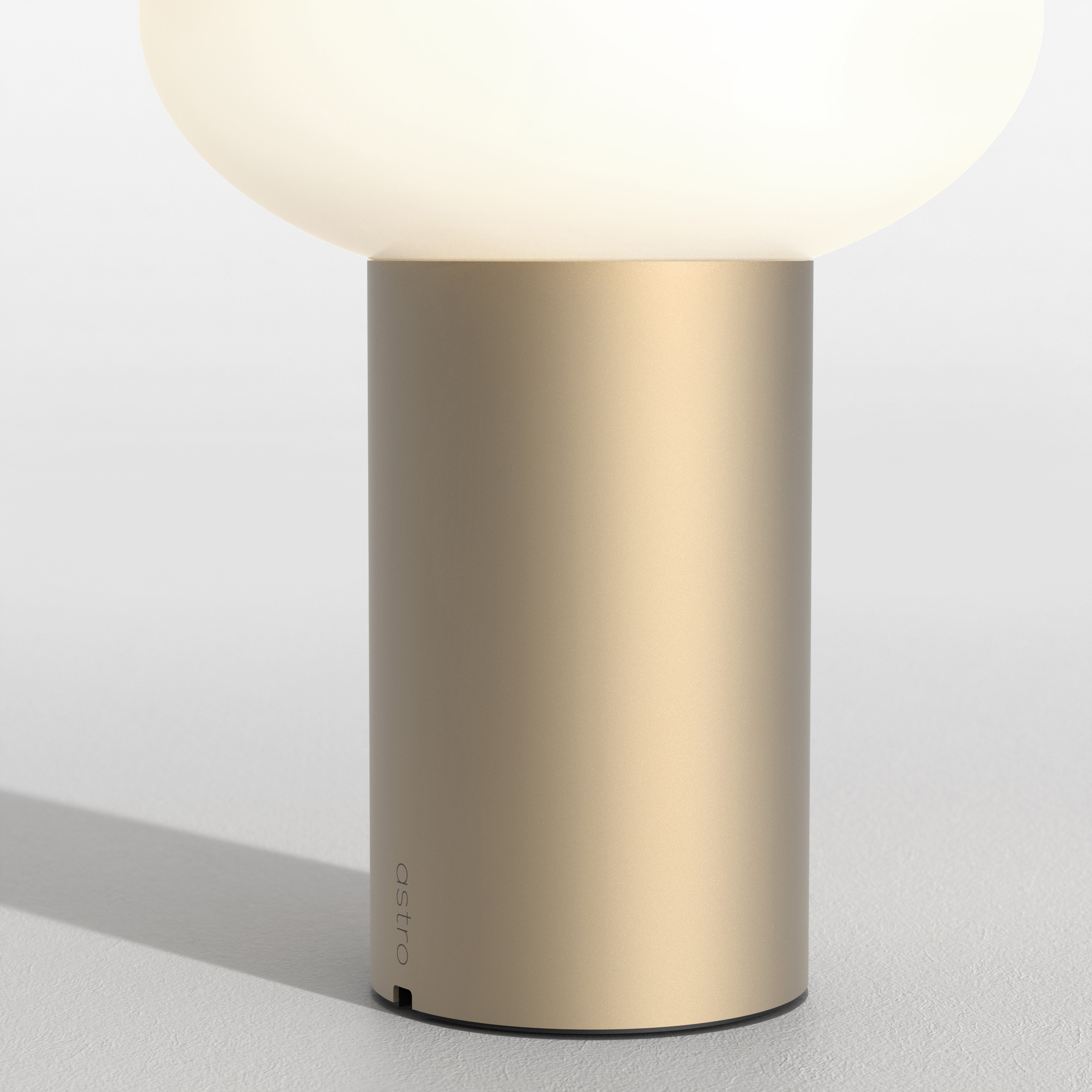 Zeppo Portable lampa med en rund glaskupa.