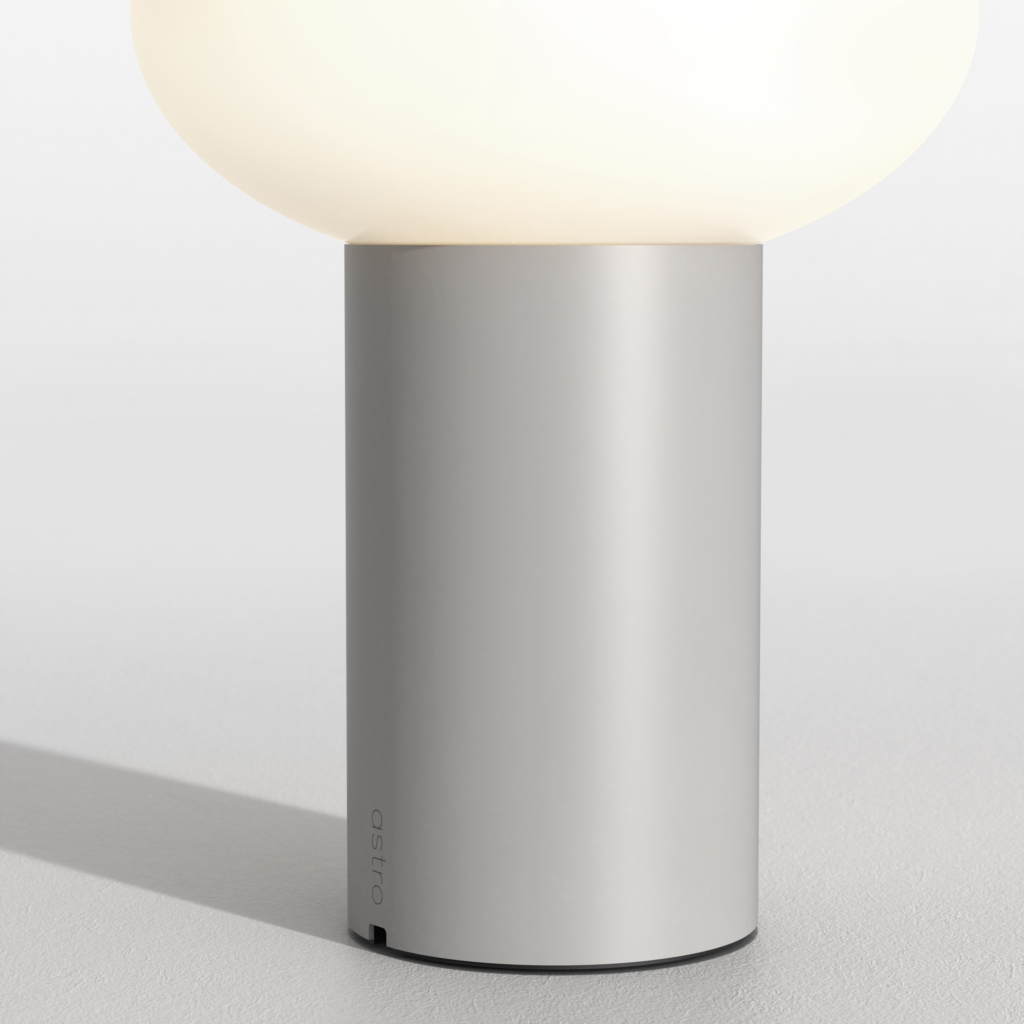 Zeppo Portable lampa med en rund glaskupa.