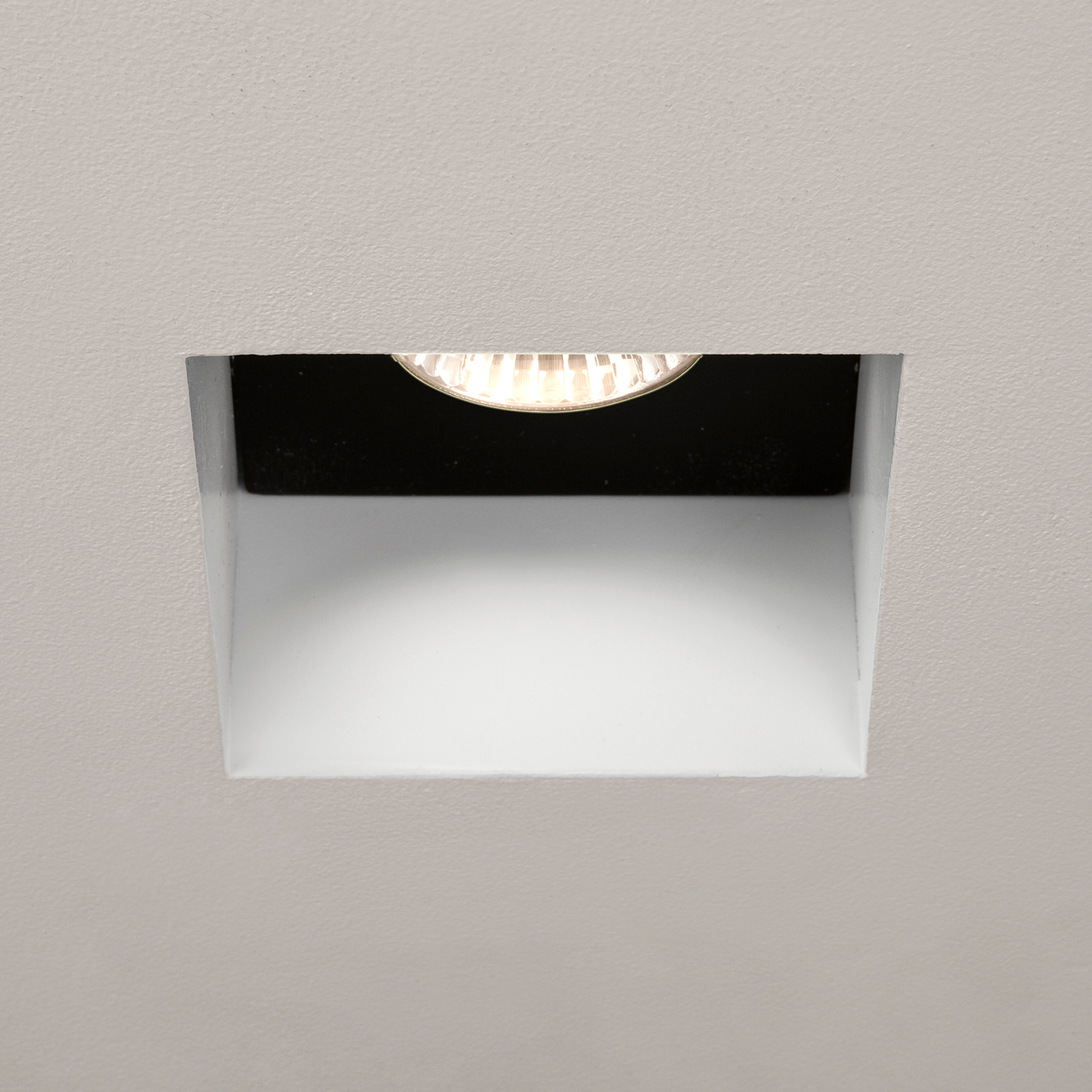 Trimless Square Fixed IP65 spotlights monterade i ett tak.