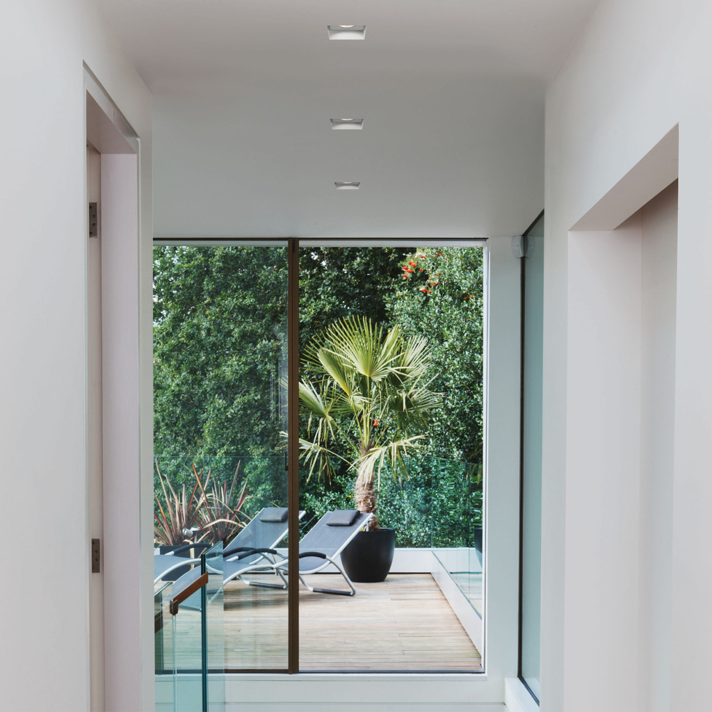 Trimless Square Fixed IP65 spotlights monterade i ett tak.