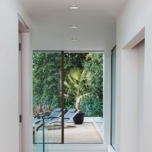 Trimless Square Fixed IP65 spotlights monterade i ett tak.