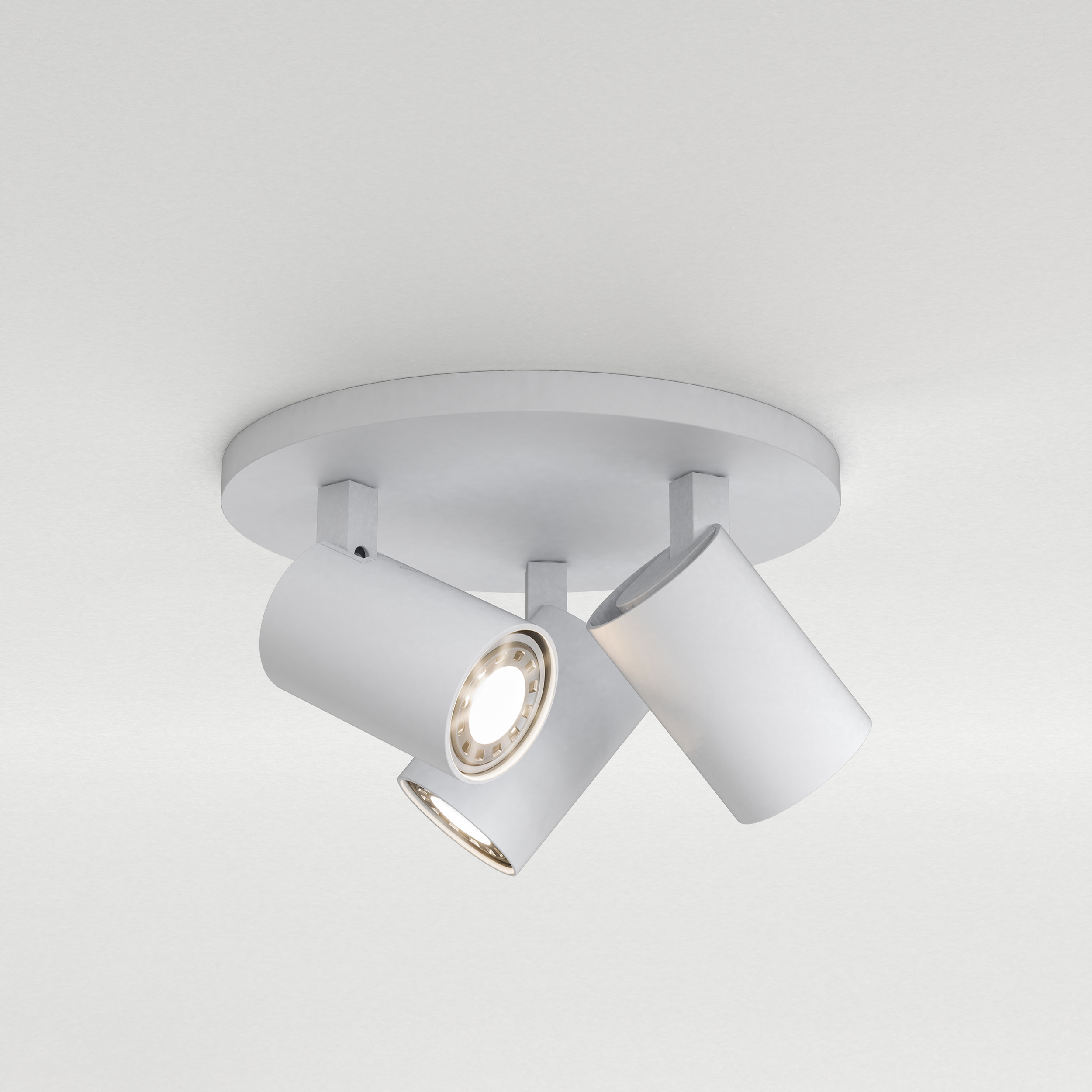 Ascoli Triple Round taklampa med 3 spotlights på en rund bas.