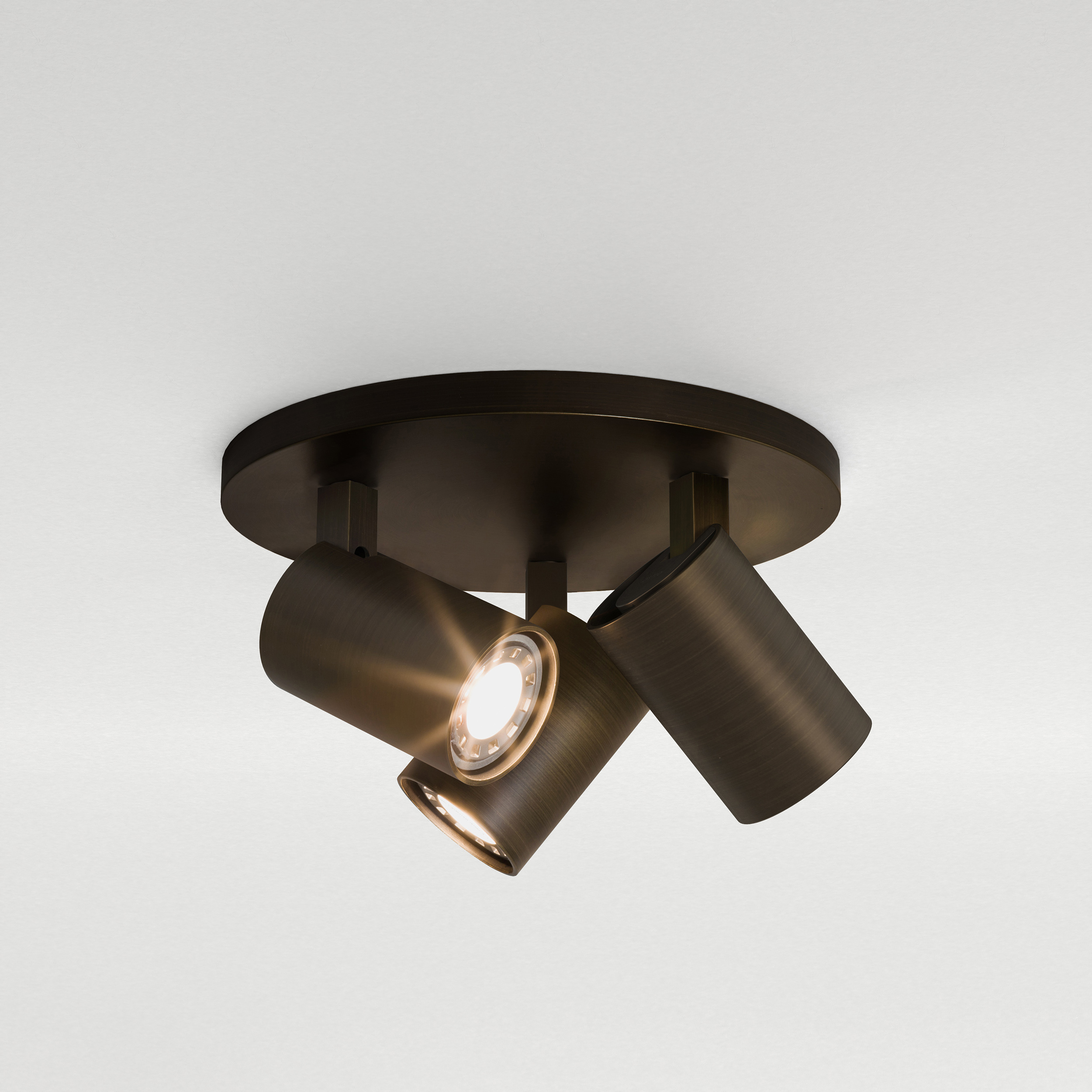 Ascoli Triple Round taklampa med 3 spotlights på en rund bas.