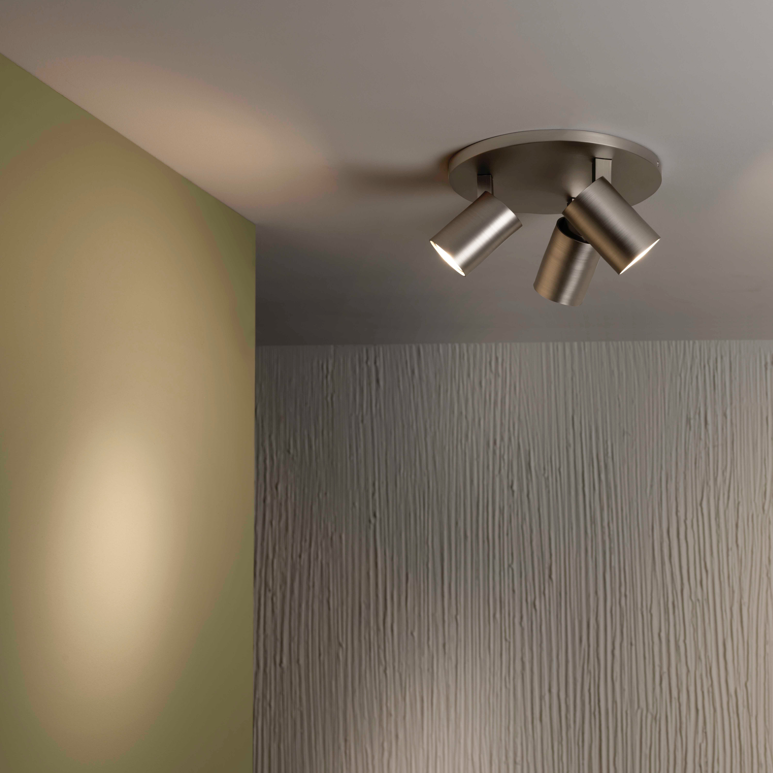 Ascoli Triple Round taklampa med 3 spotlights på en rund bas.