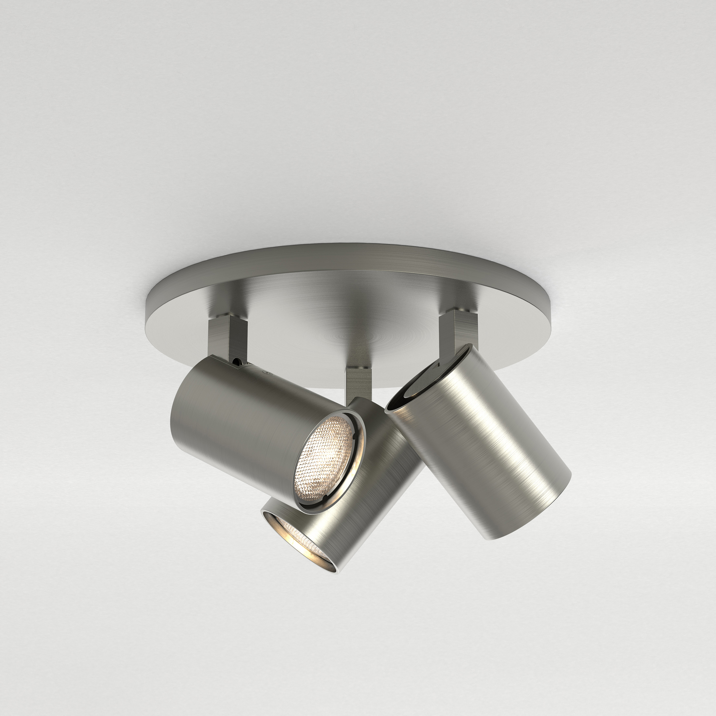 Ascoli Triple Round taklampa med 3 spotlights på en rund bas.