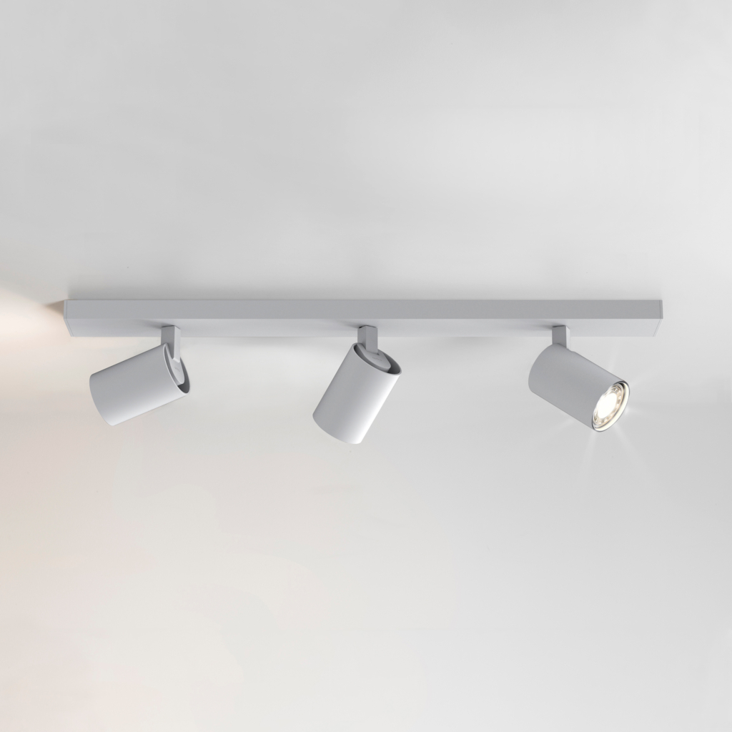 Ascoli Triple Bar spotlight sittandes på ett tak.