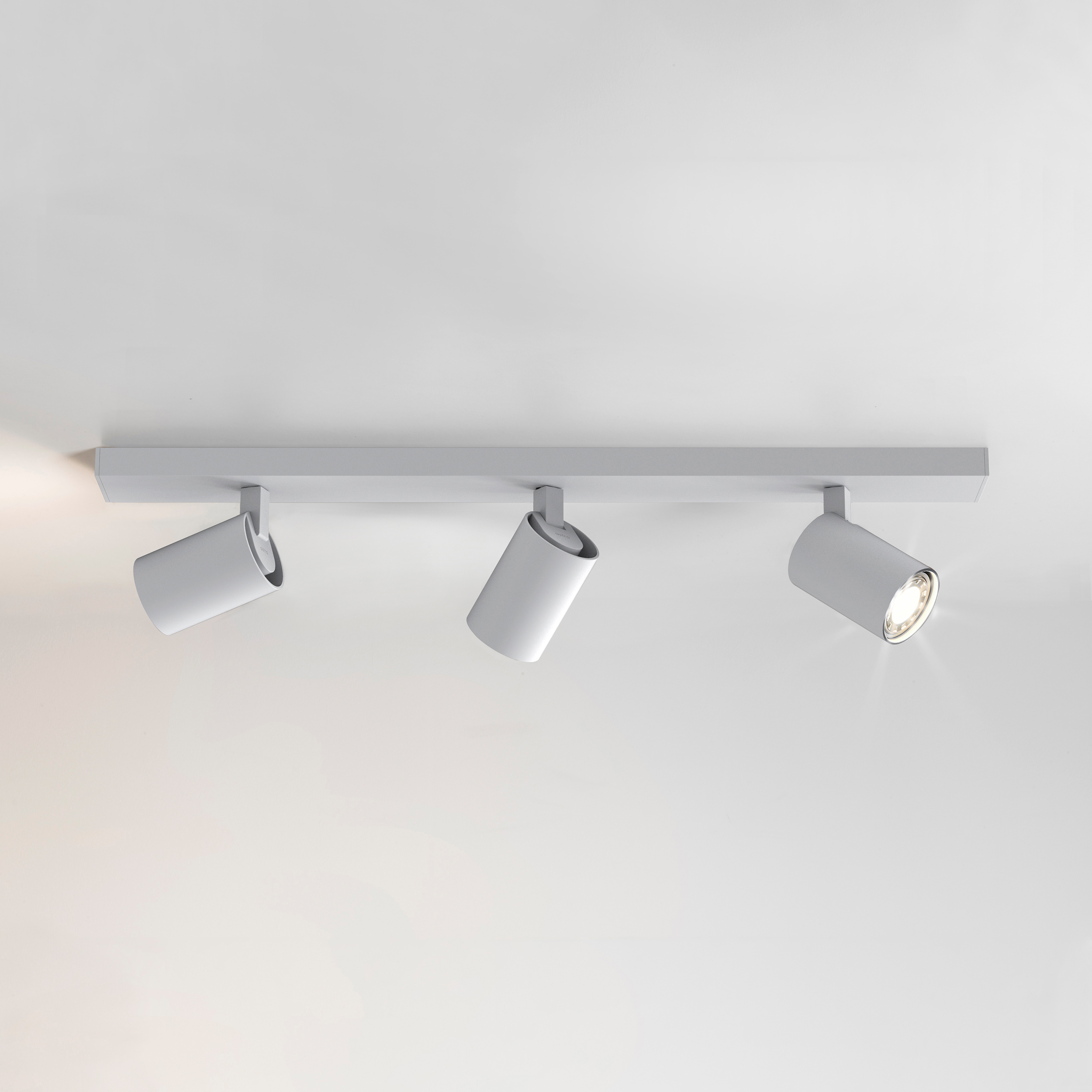 Ascoli Triple Bar spotlight sittandes på ett tak.