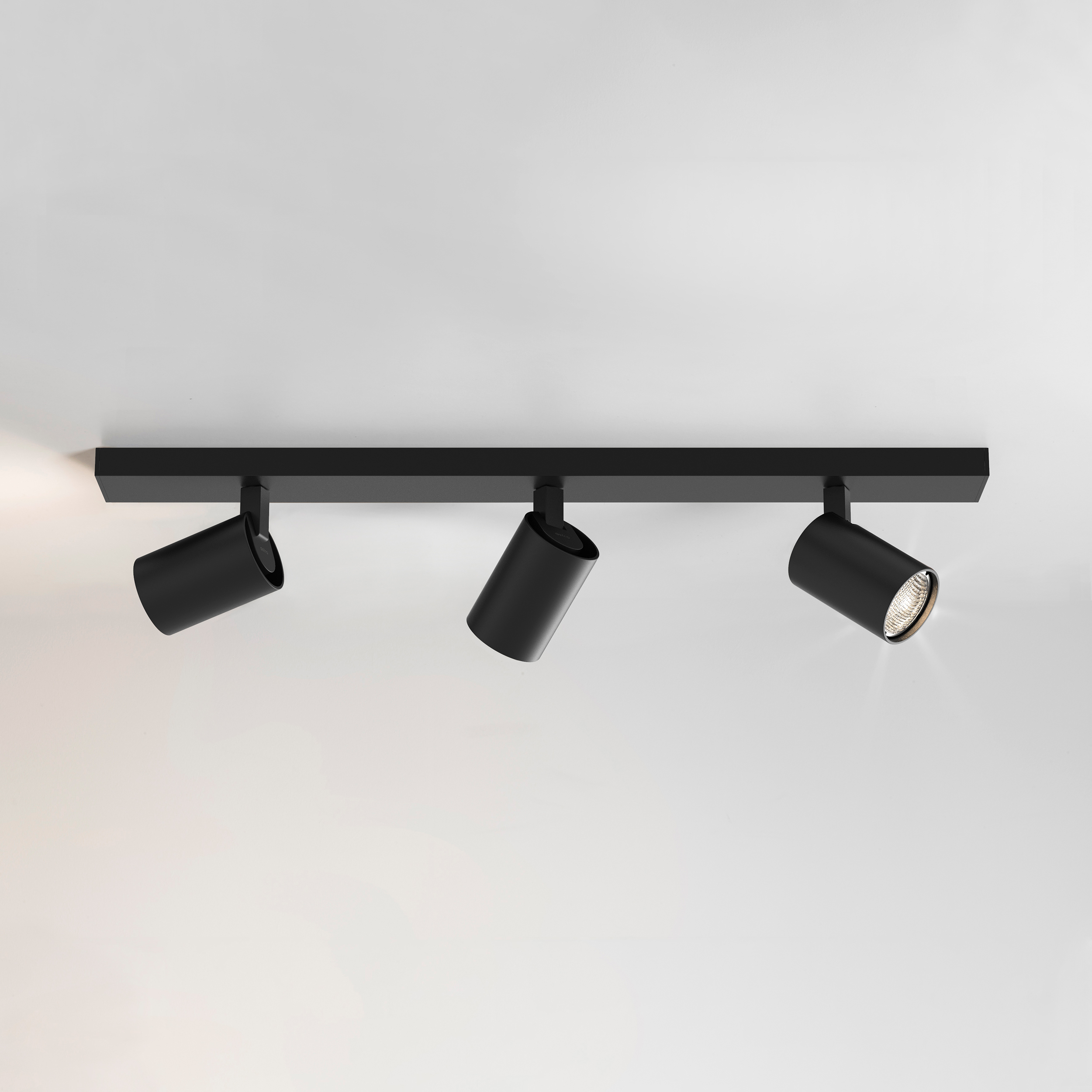 Ascoli Triple Bar spotlight sittandes på ett tak.