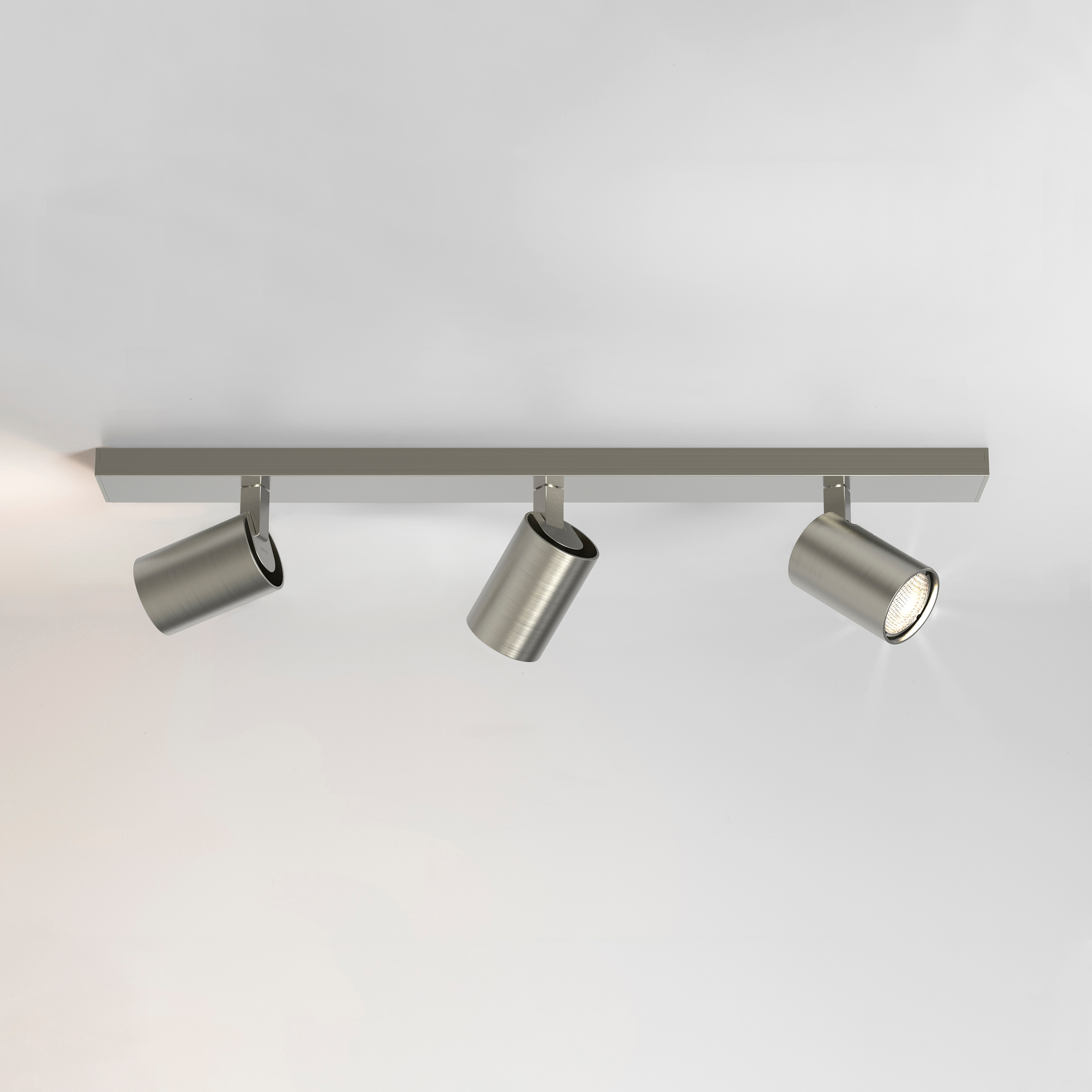 Ascoli Triple Bar spotlight sittandes på ett tak.