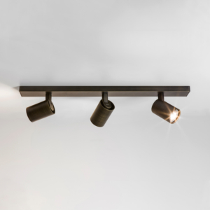 Ascoli Triple Bar spotlight sittandes på ett tak.