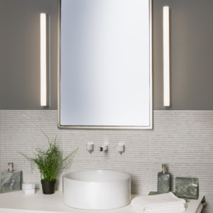 Artemis 600 LED vägglampa i ett badrum med rektangulär spegel och tvättställ.