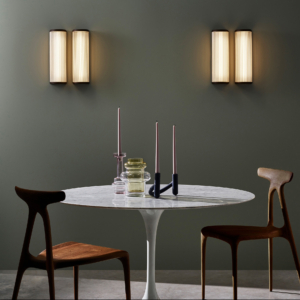 Versailles 400 Phase Dimmable vägglampa på en vägg i ett matrum med bord och fyra stolar.