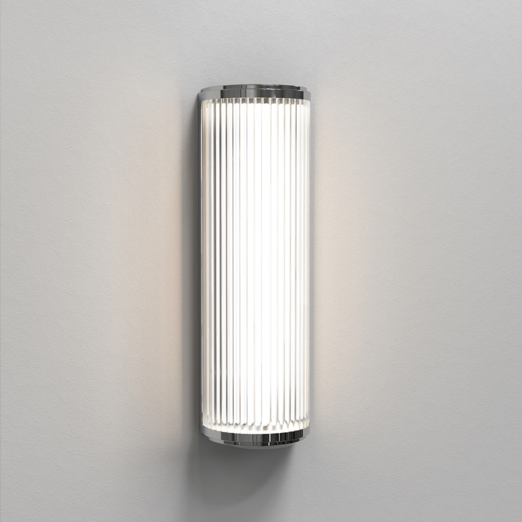 Versailles 400 Phase Dimmable vägglampa på en vägg.