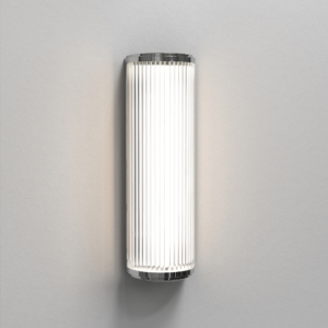 Versailles 400 Phase Dimmable vägglampa på en vägg.