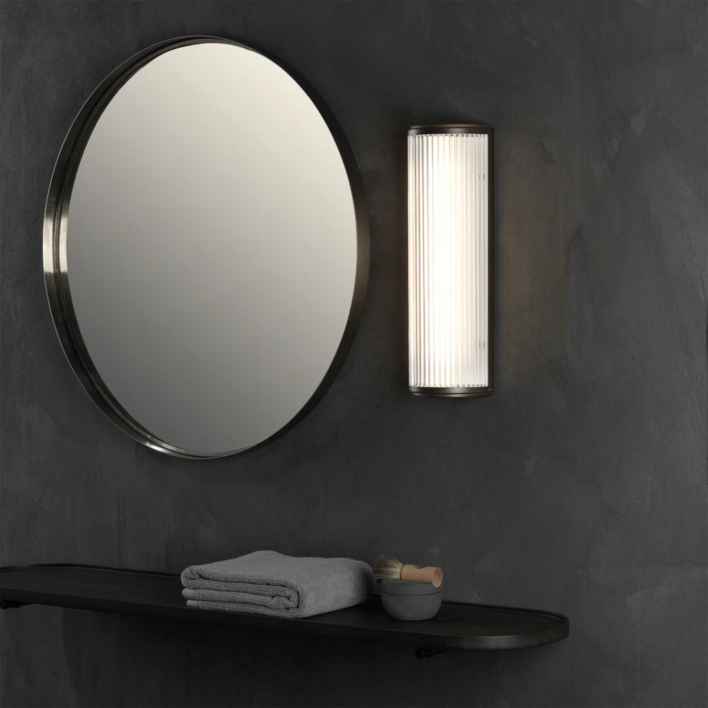 Versailles 400 Phase Dimmable vägglampa på en badrumsvägg.