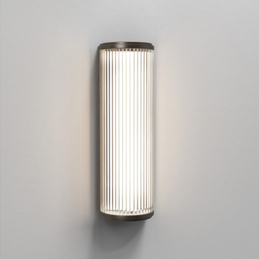 Versailles 400 Phase Dimmable vägglampa på en vägg.