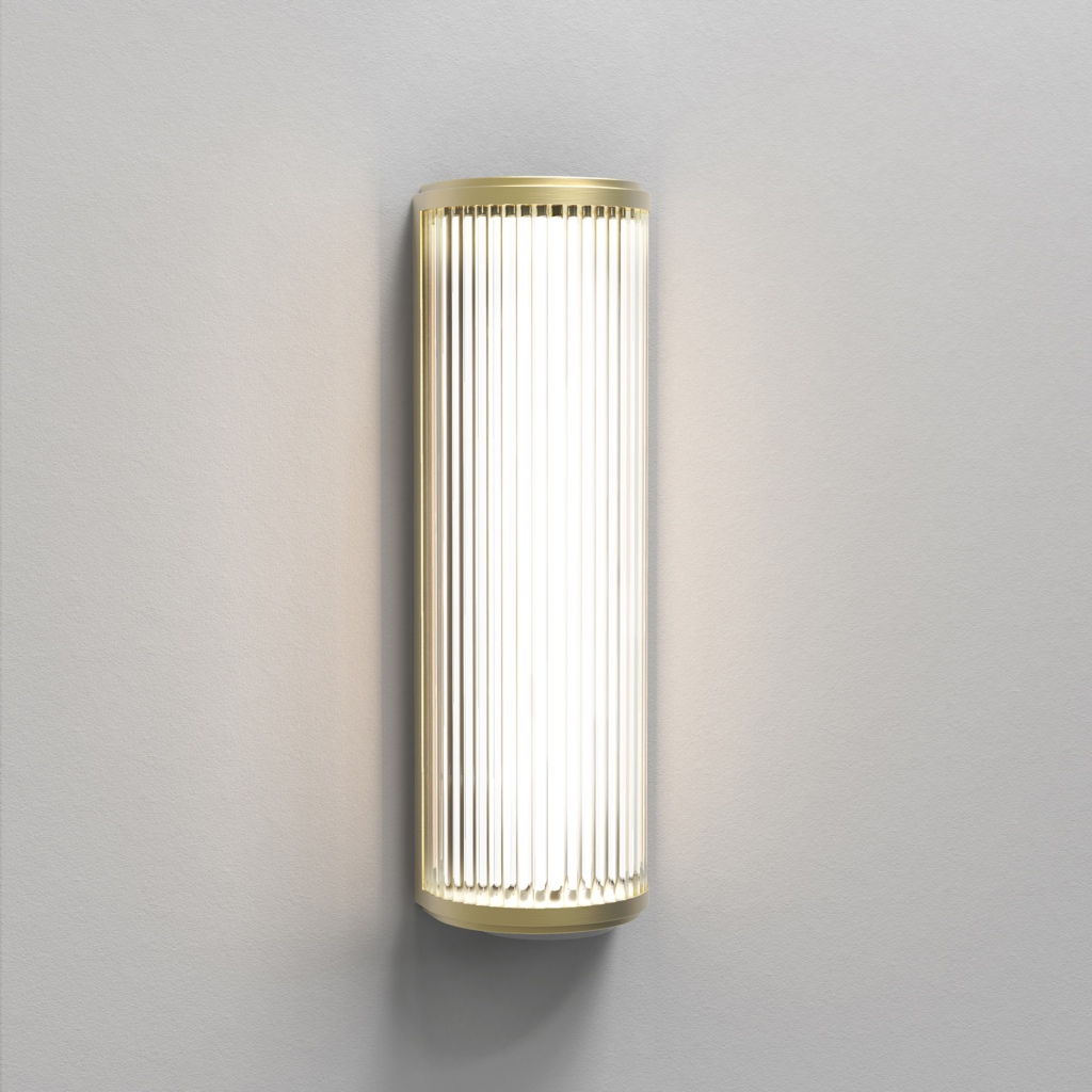Versailles 400 Phase Dimmable vägglampa på en vägg.