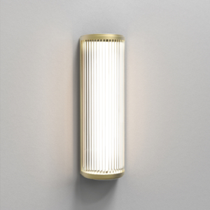 Versailles 400 Phase Dimmable vägglampa på en vägg.