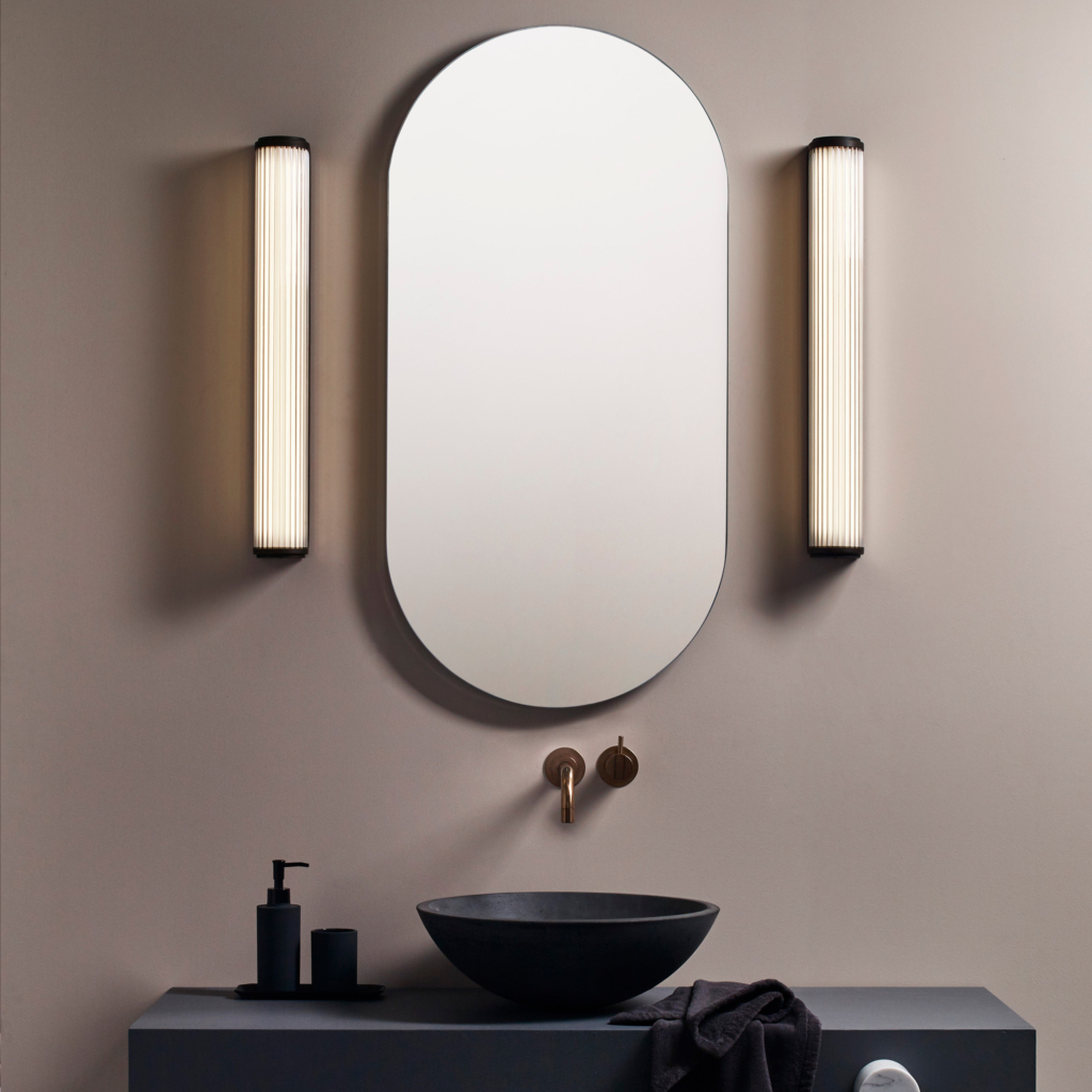 Versailles 600 vägglampa med ribbat glas.