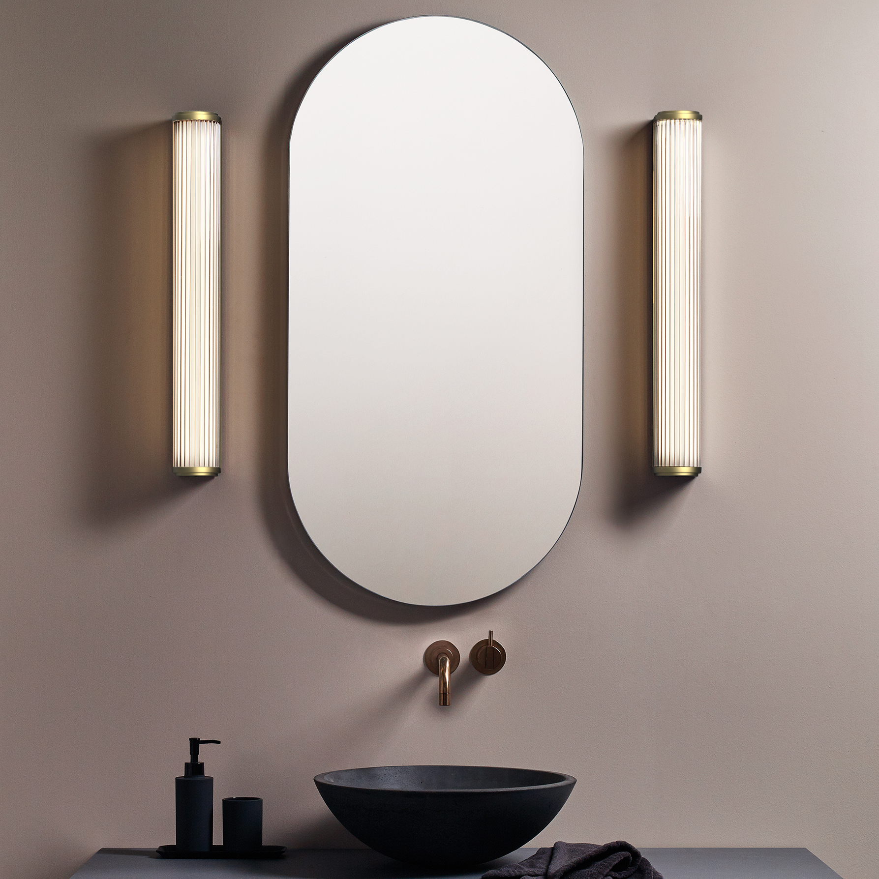 Versailles 600 vägglampa med ribbat glas.