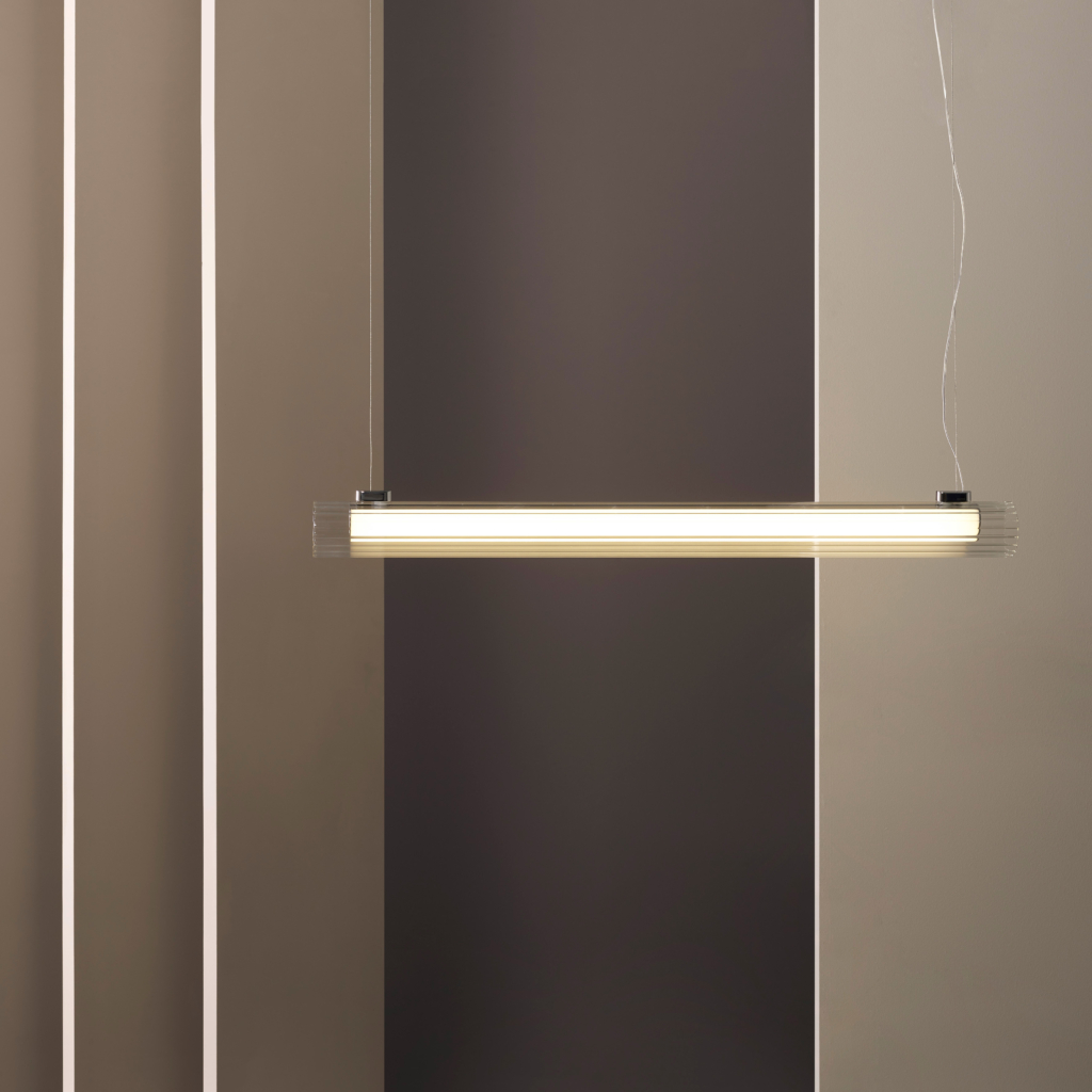 io Pendant 1000 taklampa, är en cylinderformad lampa som hänger från taket i två stållinor.