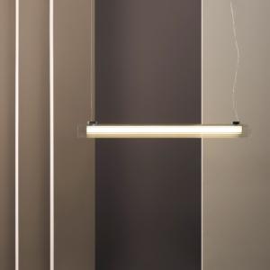 io Pendant 1000 taklampa, är en cylinderformad lampa som hänger från taket i två stållinor.