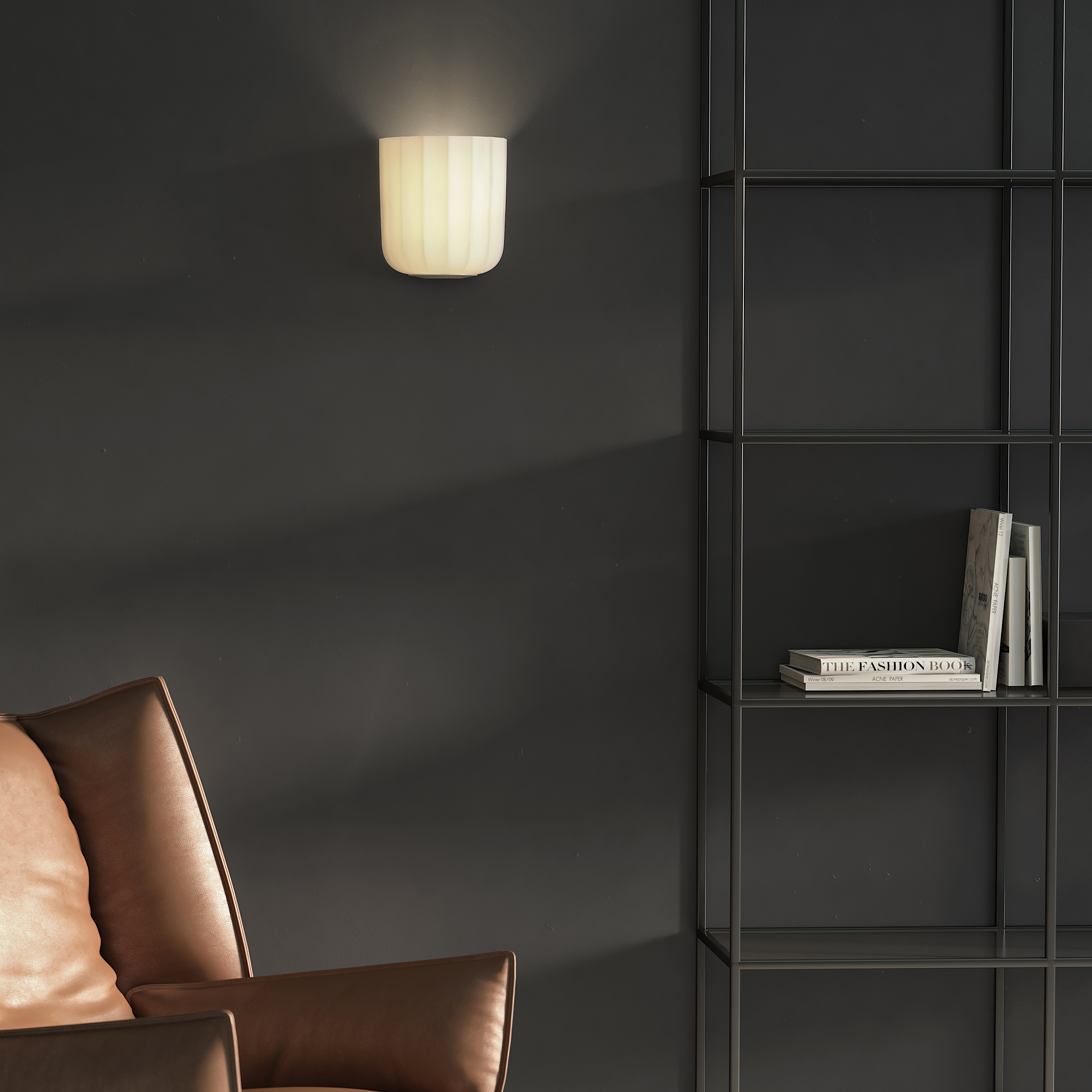 Veo vägglampa sittandes på en mörk vägg i ett rum med soffa och en bokhylla.