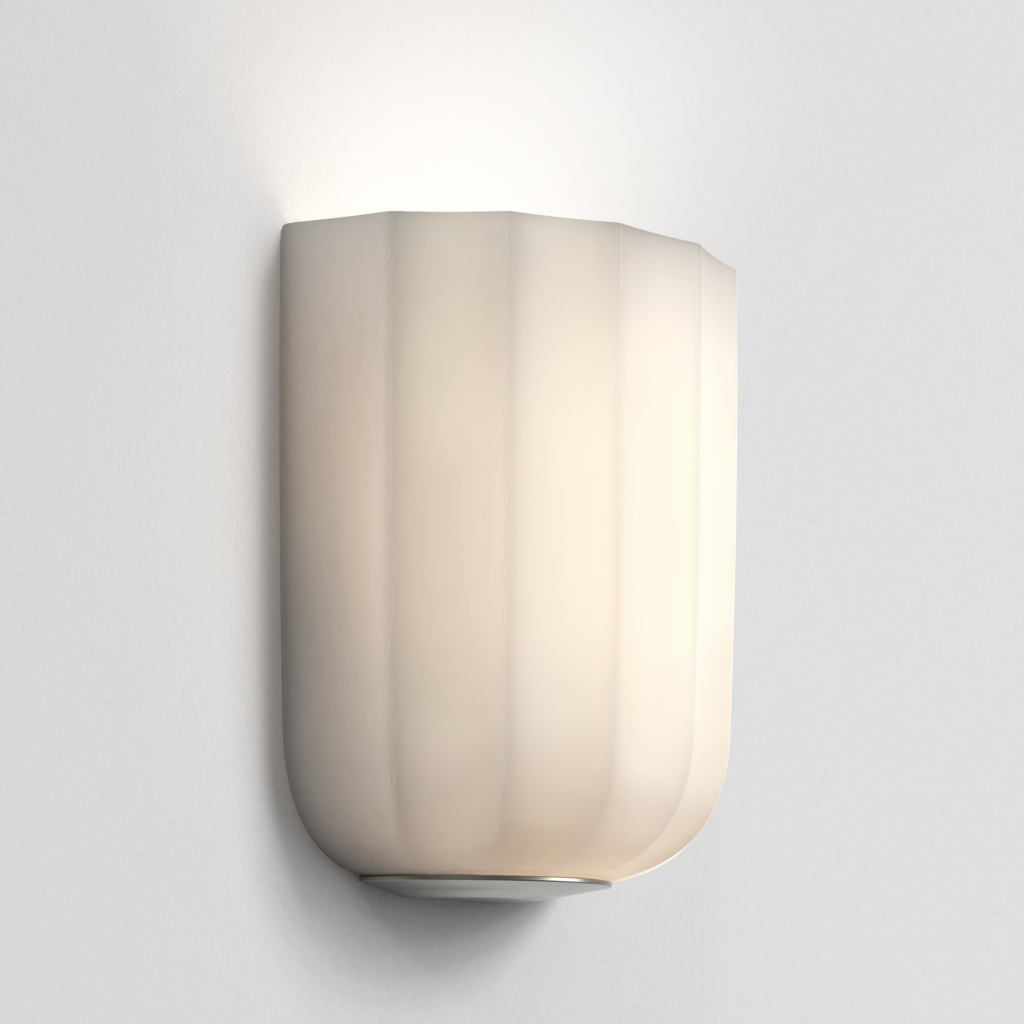 Veo vägglampa sittandes på en ljus vägg.