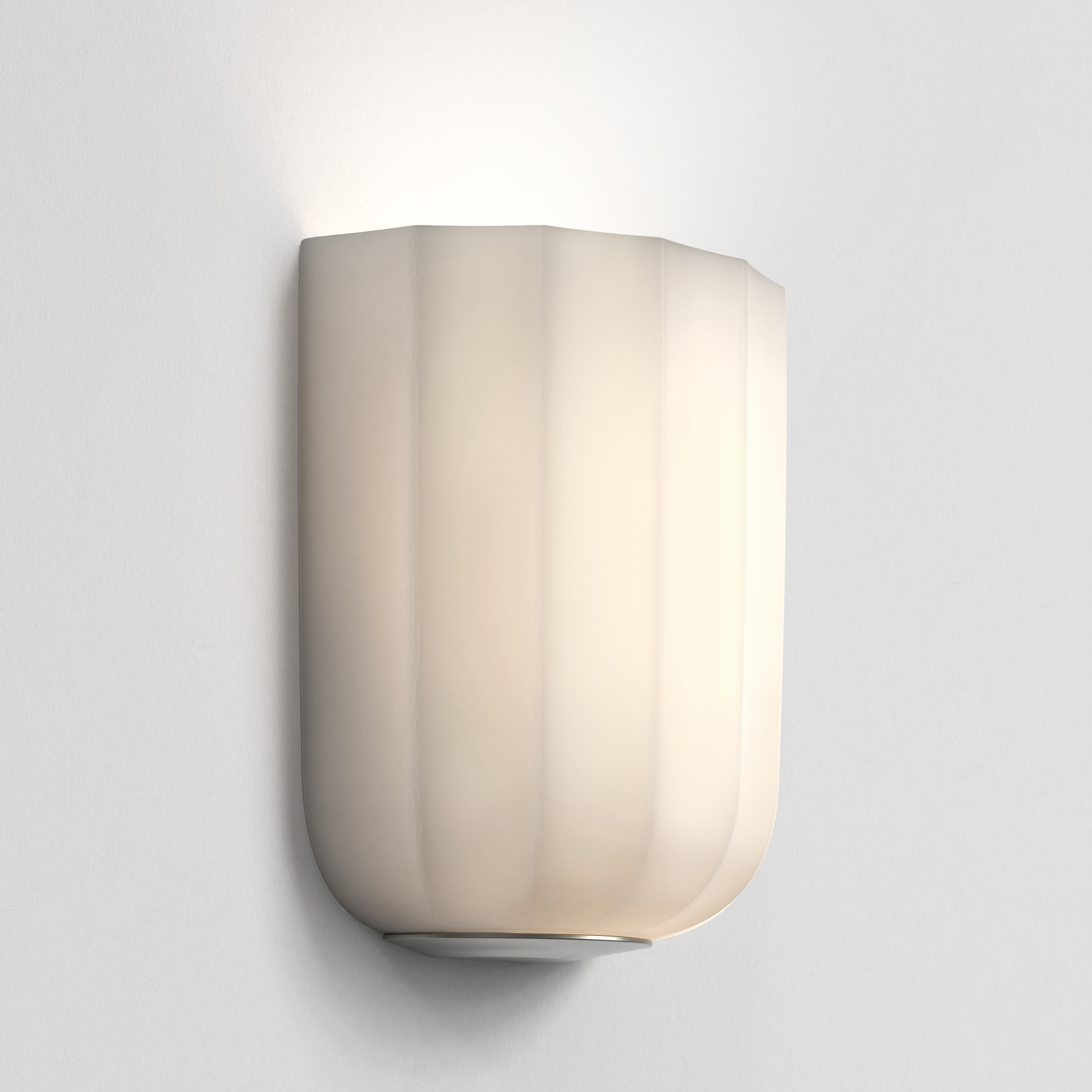 Veo vägglampa sittandes på en ljus vägg.