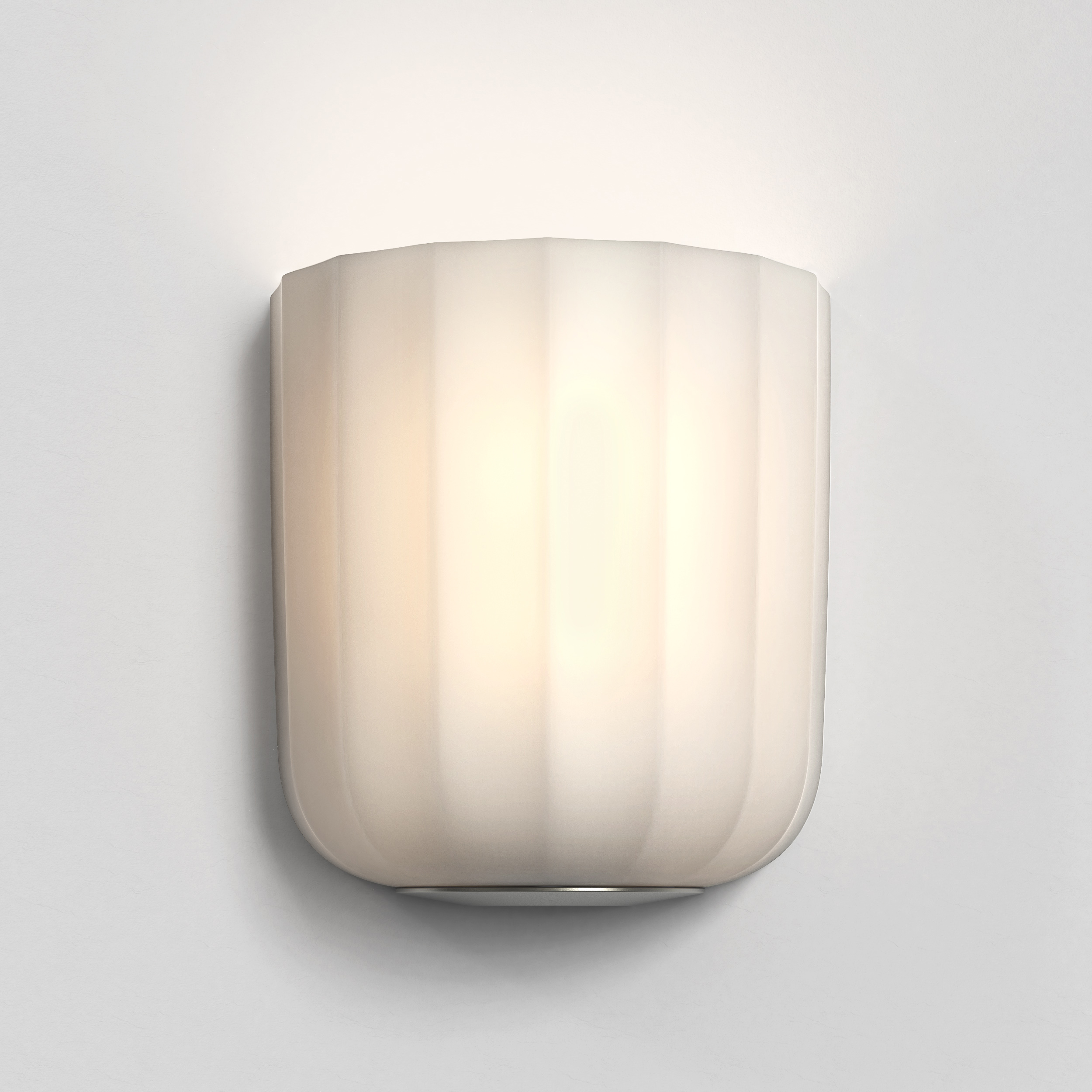 Veo vägglampa sittandes på en ljus vägg.