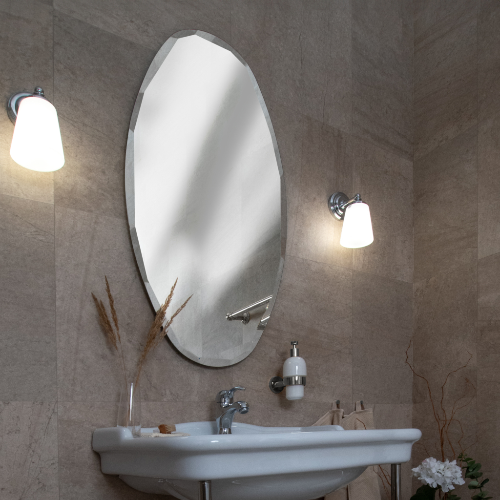 Classic oval spegel i ett badrum i klassisk stil.