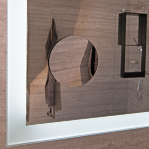 Limbar sminkspegel som sitter på en spegel i ett badrum.