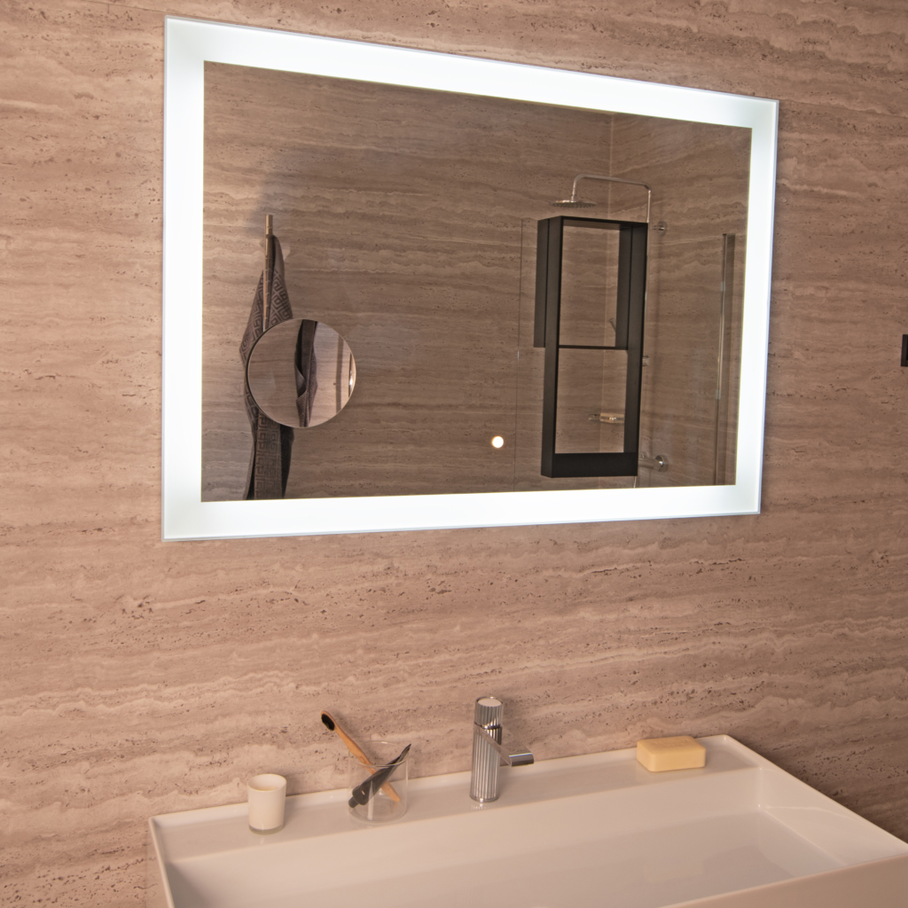 Limbar sminkspegel som sitter på en spegel i ett badrum.