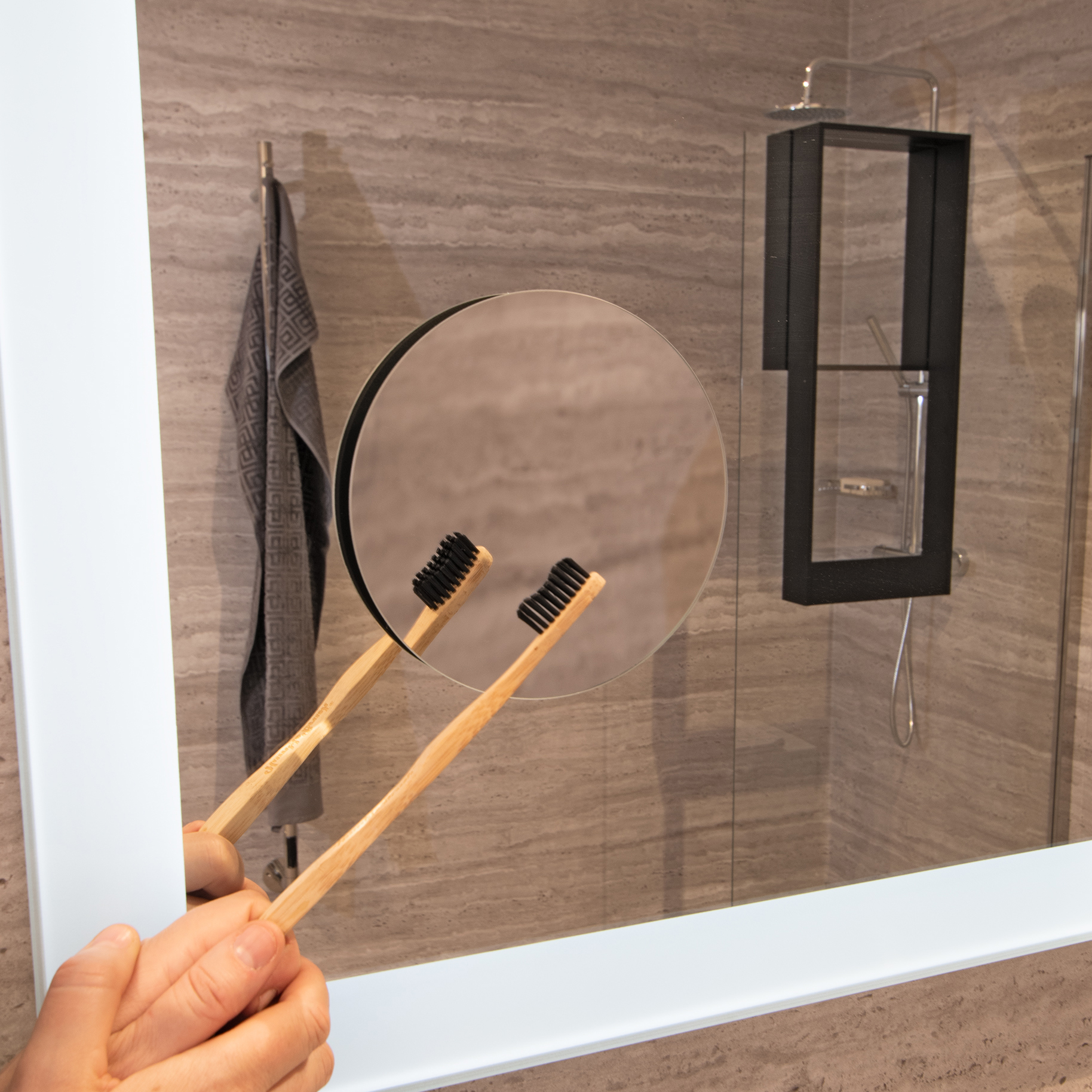 Limbar sminkspegel som sitter på en spegel i ett badrum.